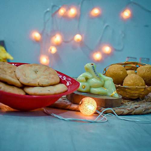 Aram Ganesha Idol & Sweets - USA Delivery Direct